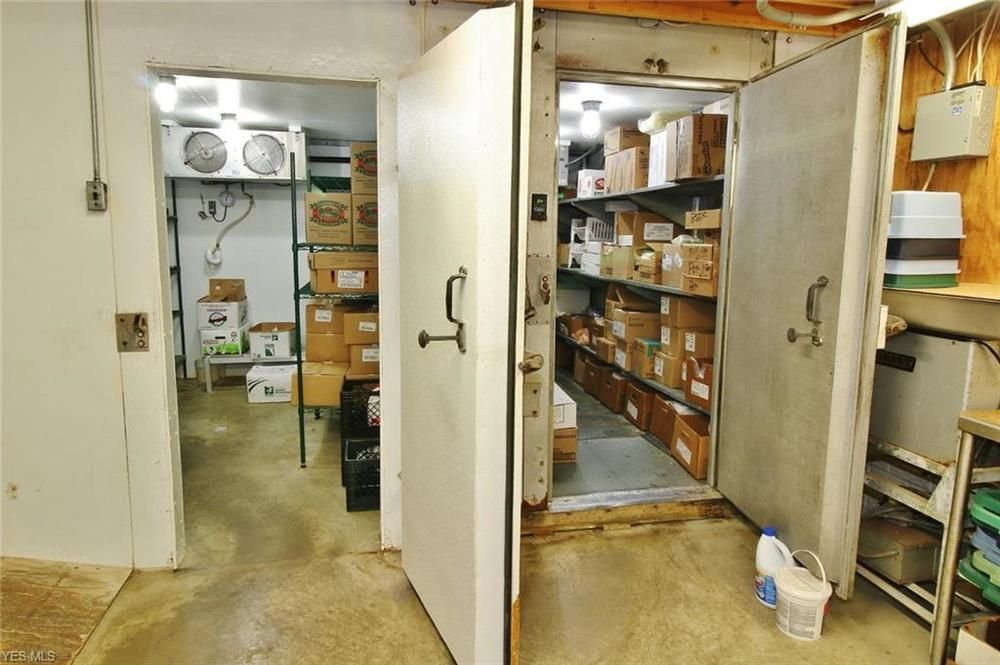 Peachs Place : 121 E Main St, Crooksville, OH 43731